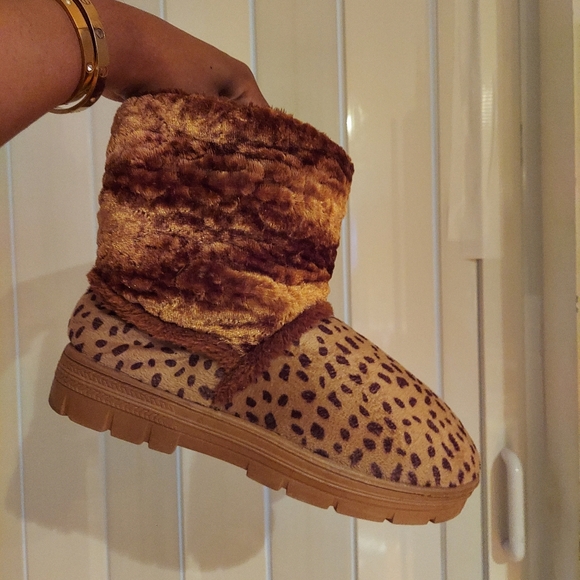 Brown leopard print bear paw style boots - Picture 7 of 9